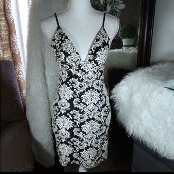 ASTR BODYCON BLACK & WHITE FLORAL DRESS SZ.M GUC - Picture 2 of 11
